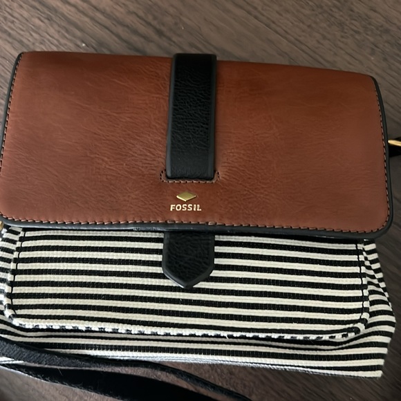 Fossil Crossbody bag slightly used, but like new - Picture 2 of 3